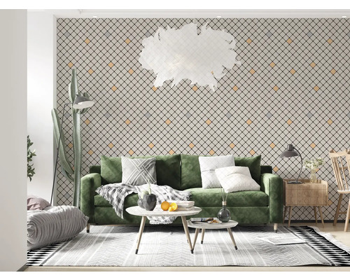 Cameră de zi cu canapea verde, masă și tapet cu model