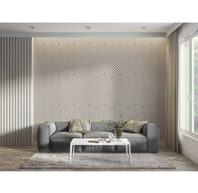 Cameră de zi cu canapea, masă și tapet cu model