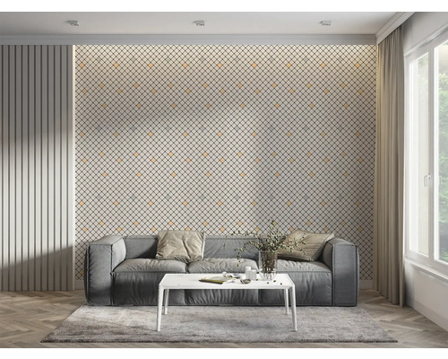 Cameră de zi cu canapea, masă și tapet cu model