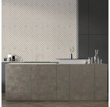 Bucătărie modernă cu plăci de mozaic pe perete și insulă de bucătărie