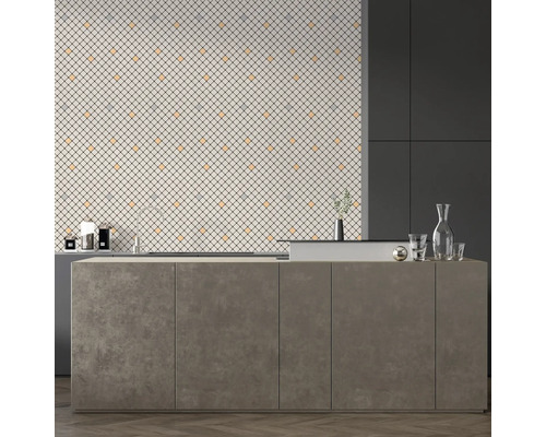 Bucătărie modernă cu plăci de mozaic pe perete și insulă de bucătărie