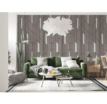 Cameră de zi cu canapea, măsuță de cafea, lampadar și tapet cu model