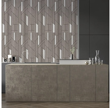 Bucătărie modernă cu chiuvetă, robinet și tapet geometric