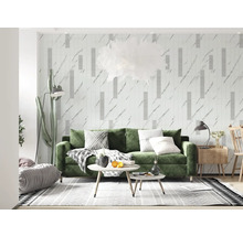 Cameră de zi cu canapea verde, măsuță de cafea și decor decorativ pe perete pentru o atmosferă primitoare