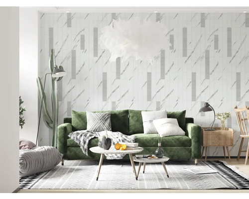 Cameră de zi cu canapea verde, măsuță de cafea și decor decorativ pe perete pentru o atmosferă primitoare