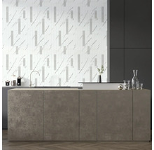 Bucătărie modernă cu gresie de perete cu aspect de marmură, chiuvetă și ustensile de bucătărie.