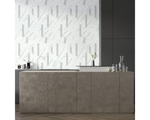 Bucătărie modernă cu gresie de perete cu aspect de marmură, chiuvetă și ustensile de bucătărie.