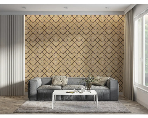 Living cu tapet cu model, canapea și masă