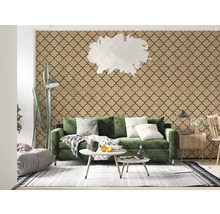 Sufragerie cu canapea verde, tapet cu modele și elemente decorative pentru o atmosferă luminoasă și organizată.