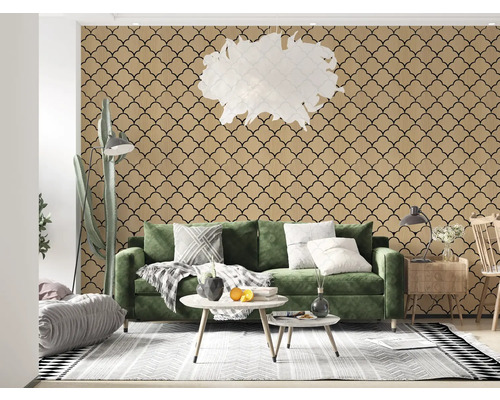 Sufragerie cu canapea verde, tapet cu modele și elemente decorative pentru o atmosferă luminoasă și organizată.