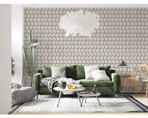 Living cu canapea verde, măsuță de cafea și tapet cu model