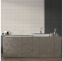 Baie cu gresie cu model solzi de pește, lavoar și chiuvetă