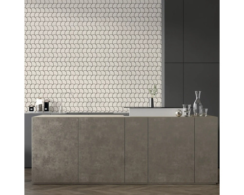 Baie cu gresie cu model solzi de pește, lavoar și chiuvetă