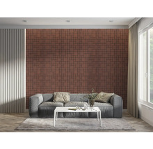 Cameră de zi cu perete maro cu faianță, canapea și masă