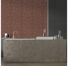 Bucătărie modernă cu blat, chiuvetă și faianță de perete cu model pătrat