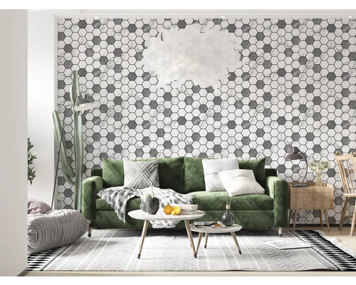 Living luminos cu tapet hexagonal gri, canapea verde și elemente din lemn