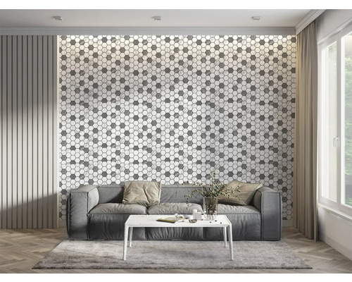 Living modern cu canapea gri, masă albă și perete cu plăci hexagonale