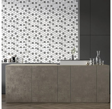 Scenă de bucătărie cu faianță mozaic în formă hexagonală, insulă de bucătărie și decorațiuni