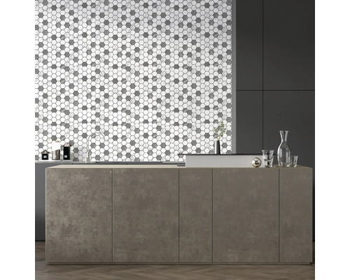 Scenă de bucătărie cu faianță mozaic în formă hexagonală, insulă de bucătărie și decorațiuni