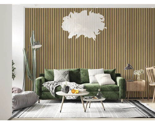 Living cu panouri acustice pe perete, canapea verde și măsuțe de cafea.