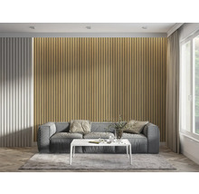 Cameră de zi cu panouri acustice pe perete, canapea și masă