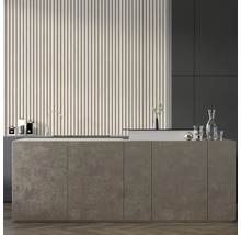 Bucătărie modernă cu insulă de bucătărie, chiuvetă și panouri de perete din lemn