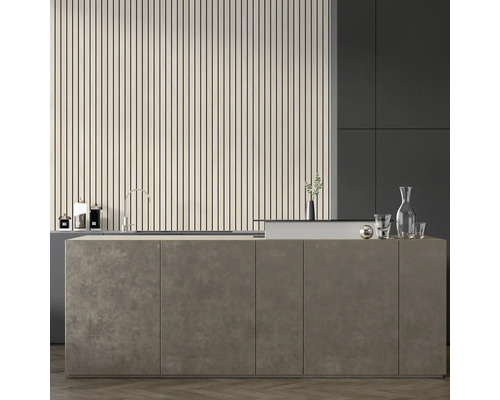 Bucătărie modernă cu insulă de bucătărie, chiuvetă și panouri de perete din lemn