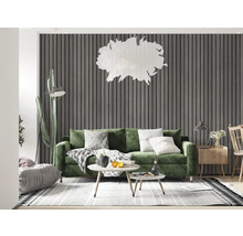 Living cu perete cu panouri, canapea și articole decorative pentru un design modern al camerei.