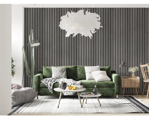 Living cu perete cu panouri, canapea și articole decorative pentru un design modern al camerei.
