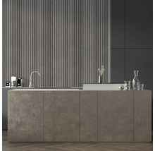 Insulă de bucătărie cu chiuvetă, robinet și elemente decorative în fața unui placaj de perete