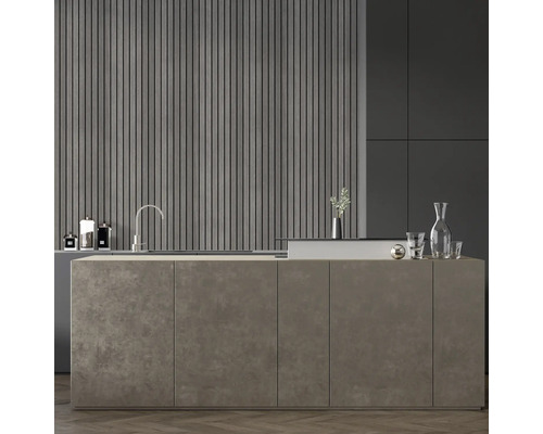 Insulă de bucătărie cu chiuvetă, robinet și elemente decorative în fața unui placaj de perete