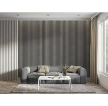 Cameră de zi cu lambriuri, canapea și masă pe covor