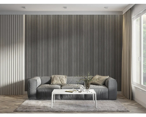 Cameră de zi cu lambriuri, canapea și masă pe covor