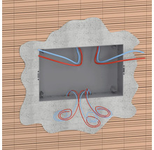 Doza de montaj încastrată cu conducte electrice introduse într-un perete