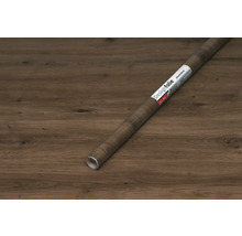 Rulou de folie decorativă cu aspect de lemn pe fundal de lemn