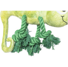 Imagine detaliată a unui cameleon verde de pluș cu jucărie de sfoară
