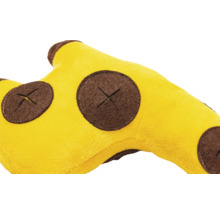 Prim-plan cu un cap de girafă galben de pluș cu pete maro