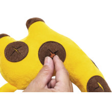 Jucărie de pluș cu închidere velcro pentru fixare.