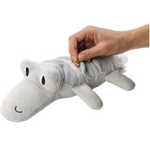 Jucărie de pluș crocodil gri umplută cu o gustare