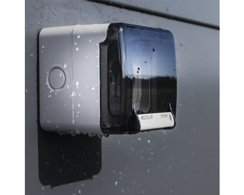 Stropi de apă pe un dozator de săpun montat pe perete