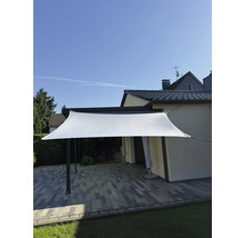 Pânză de umbrire deasupra unei terase cu podea de piatră