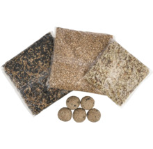 Trei pungi cu mâncare pentru păsări și șase bulgări de grăsime