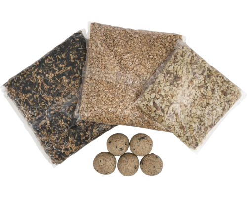 Trei pungi cu mâncare pentru păsări și șase bulgări de grăsime