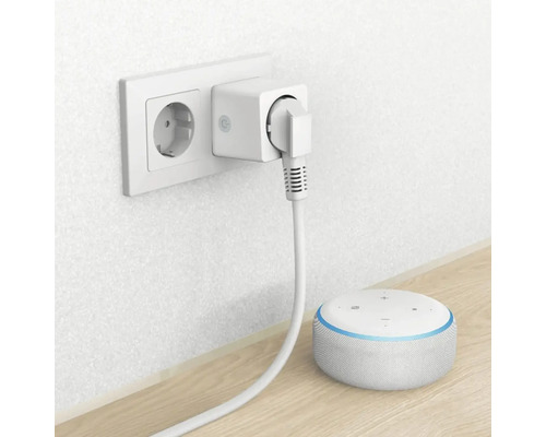 Priză inteligentă cu Amazon Echo Dot conectat la o priză de perete