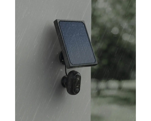 Cameră de supraveghere cu panou solar pentru alimentare cu energie în ploaie.