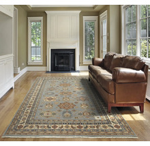 Cameră de zi cu covor, canapea și șemineu