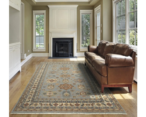 Cameră de zi cu covor, canapea și șemineu