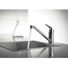 Baterie de chiuvetă cu jet de apă într-o chiuvetă din oțel inoxidabil