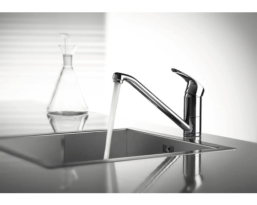 Baterie de chiuvetă cu jet de apă într-o chiuvetă din oțel inoxidabil