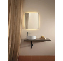 Baie modernă cu oglindă iluminată, lavoar așezat și poliță